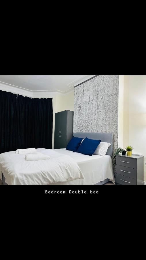 2 Bedroom Double Bed In East Лондон Экстерьер фото